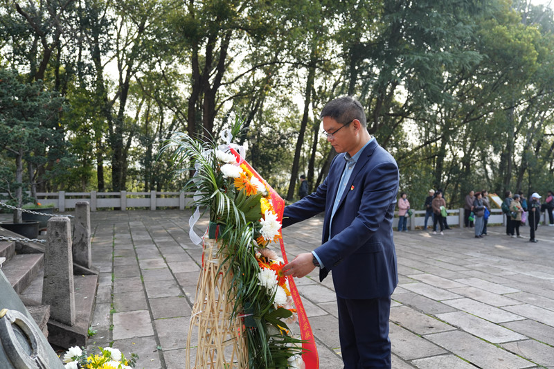 缅怀革命先烈 传承红色基因